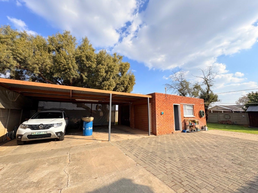 3 Bedroom Property for Sale in Langenhovenpark Free State